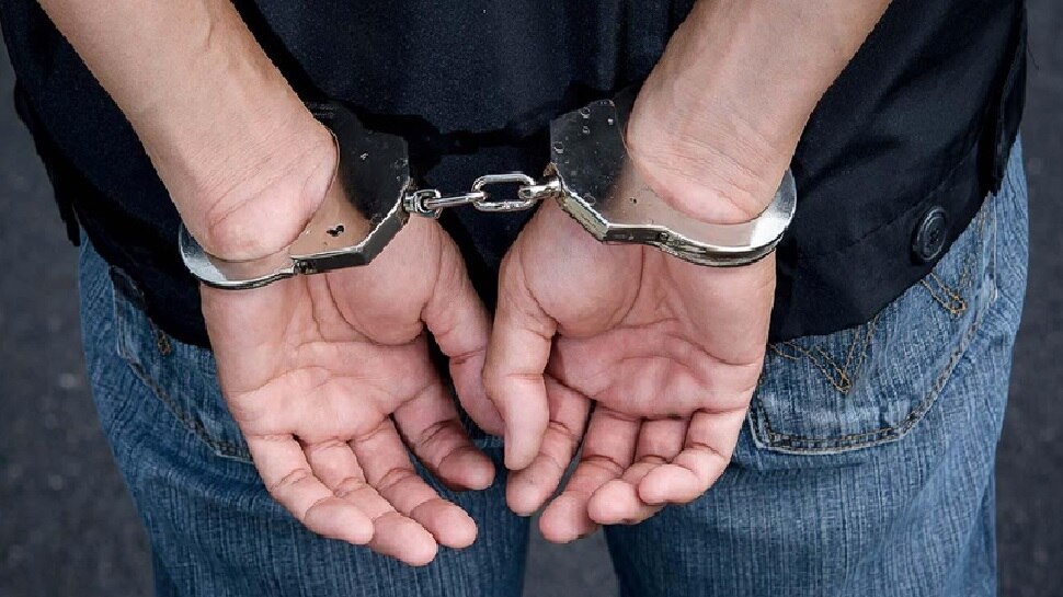 पौधों को पानी देने के बहाने छत पर गया वॉर्ड बॉय, डॉक्टर की दो बेटियों को बना लिया बंधक