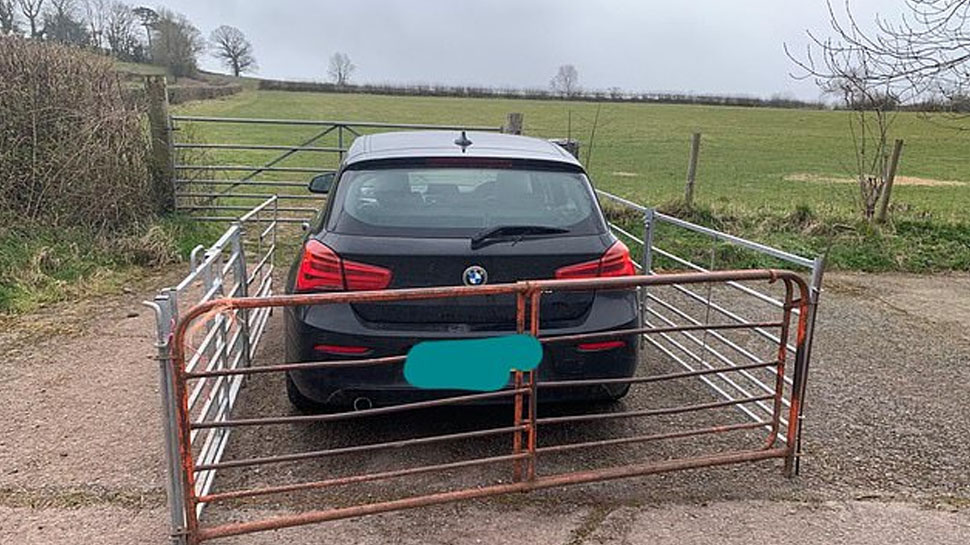 BMW के ड्राइवर ने बंद कर दिया खेत का रास्ता, गुस्साए किसान ने कार को लोहे की बाड़ में कर दिया 'कैद'