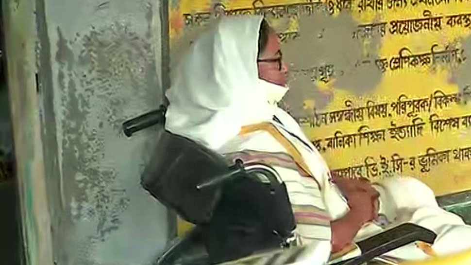 Nandigram: व्हील चेयर पर बैठकर मतदान केंद्र पहुंचीं Mamata, हंगामा हुआ तो राज्यपाल को मिलाया फोन