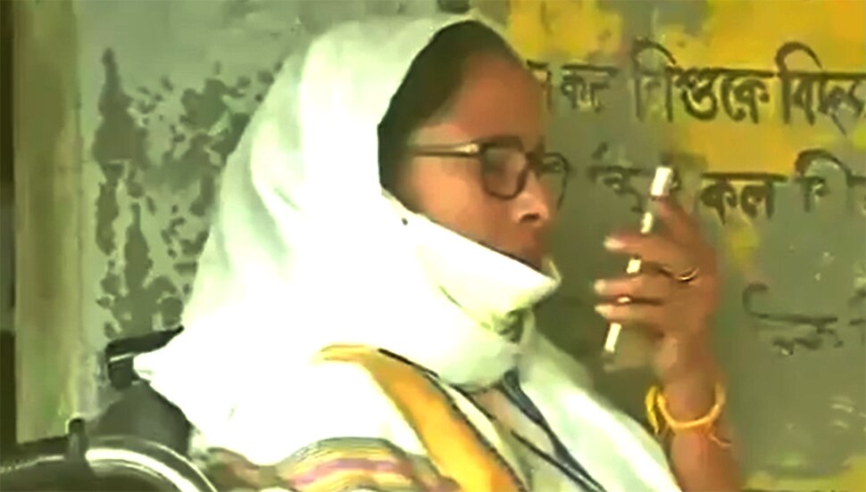 व्हील चेयर पर बैठकर पोलिंग बूथ पर पहुंची ममता, हंगाम हुआ तो राज्यपाल को लगा दिया फोन
