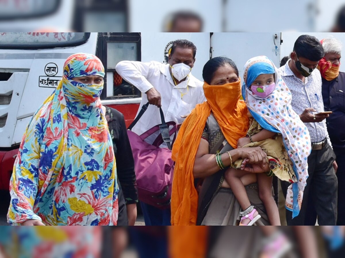 नागपुर में कोरोना से बचाव के लिए मास्क पहनकर निकलते लोग (साभार पीटीआई)