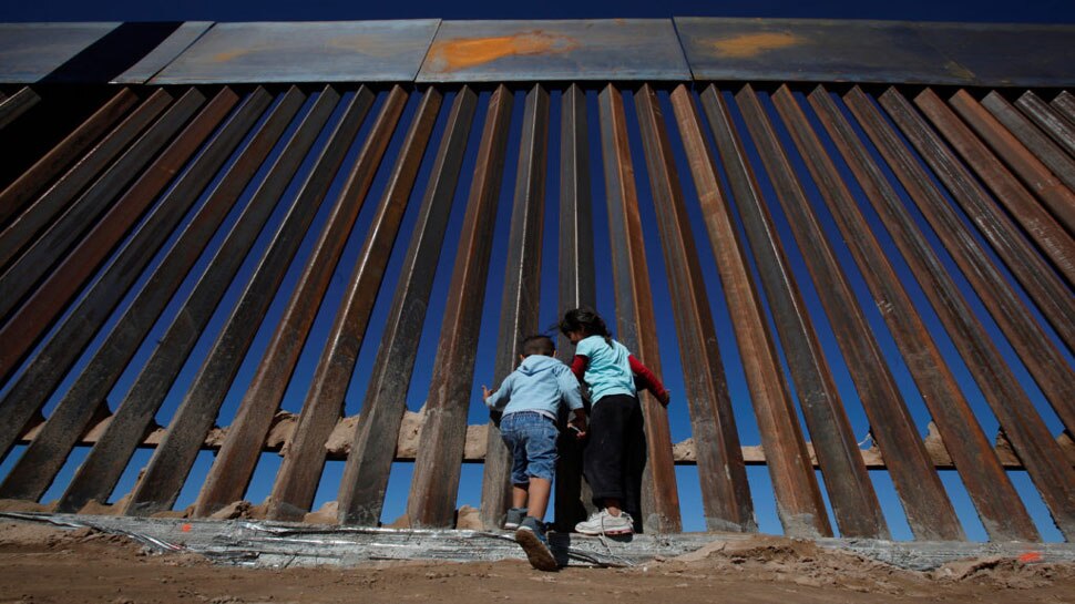 US-Mexico Border Wall: Smugglers ने 14 फुट ऊंची दीवार से 2 बच्चियों को फेंका, जांच में जुटी Police