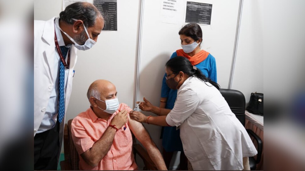 Delhi: Manish Sisodia ने लगवाई Corona Vaccine, बोले-  Lockdown की नहीं, वैक्‍सीन और सावधानी की जरूरत