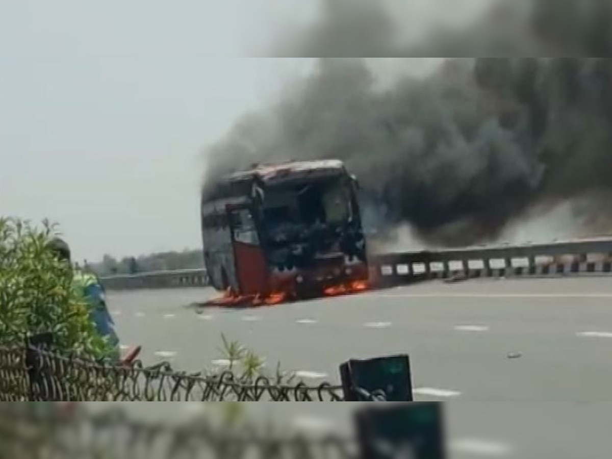 चलती बस में लगी भयंकर आग, यात्रियों ने खिड़कियों से कूदकर बचाई अपनी जान