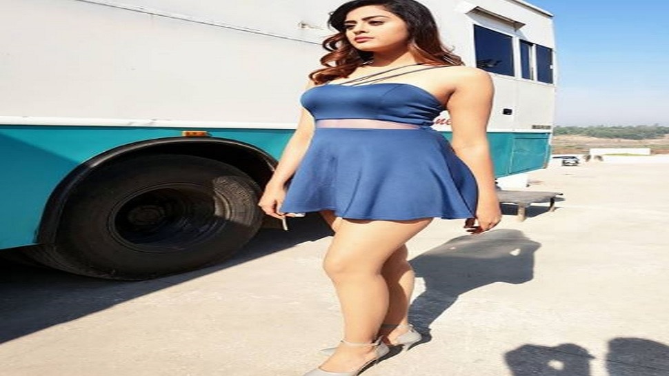 खूबसूरत दिख रही हैं यामिनी
