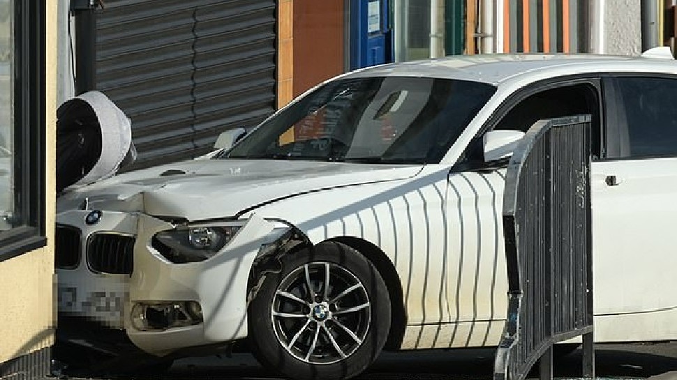 UK: तेज रफ्तार BMW Car ने फुटपाथ पर मासूम को कुचला, मां-बाप के सामने ही दर्दनाक मौत