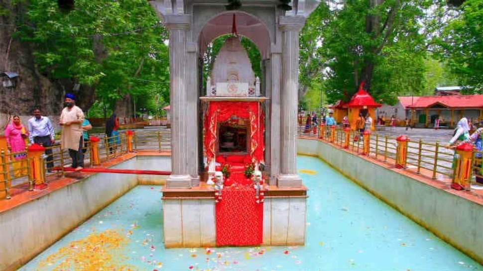 Kheer Bhawani Temple: खीर से प्रसन्न होती हैं इस मंदिर की देवी, रंग बदलता है झरने का पानी