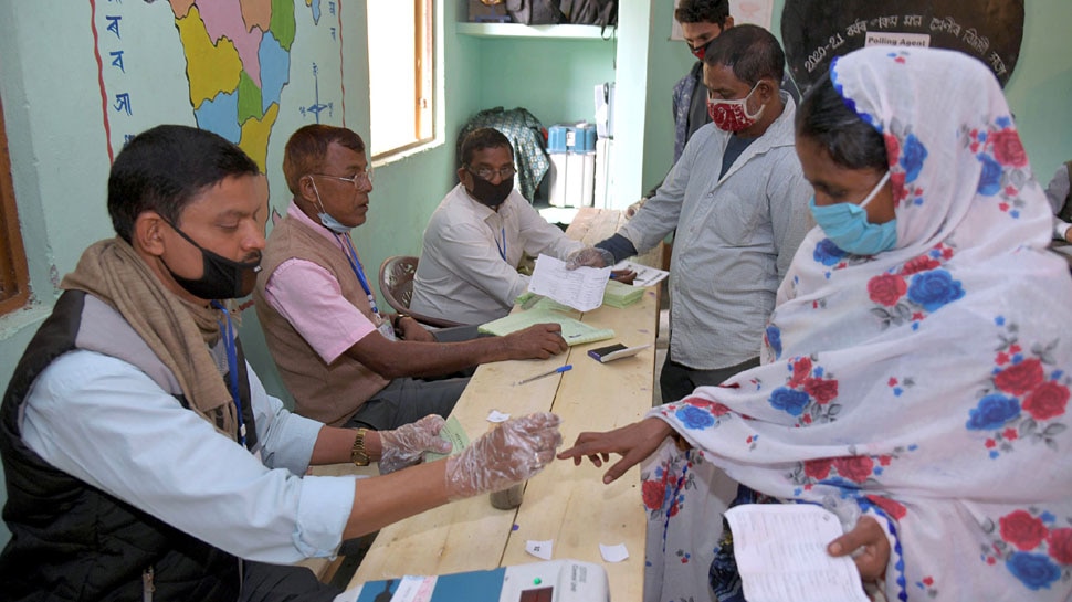 Assam: वोटर लिस्ट में दर्ज थे 90 नाम, 117 लोगों ने डाल दिए वोट; 5 अफसर सस्पेंड