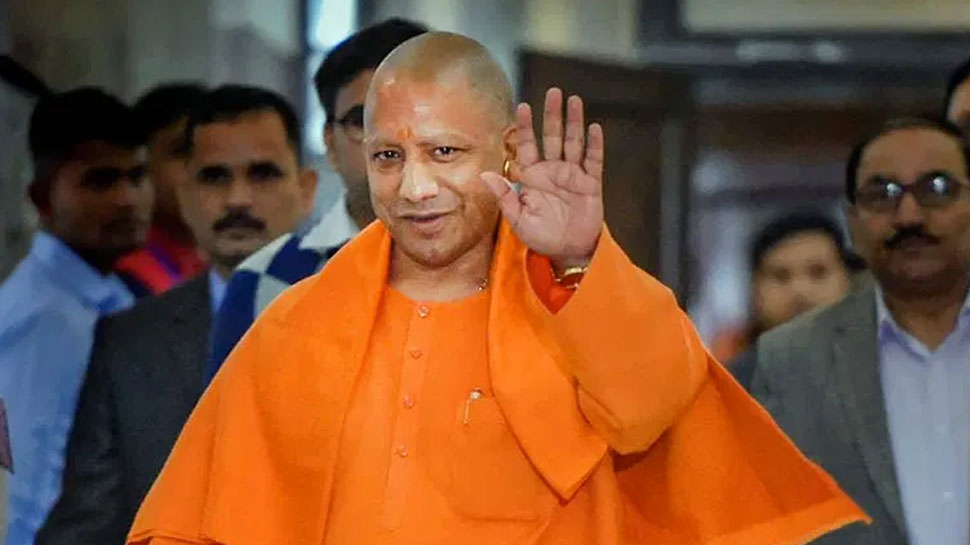 UP: हर स्‍टूडेंट के खाते में 1100 रुपये ट्रांसफर करेगी Yogi Adityanath सरकार, ये है वजह