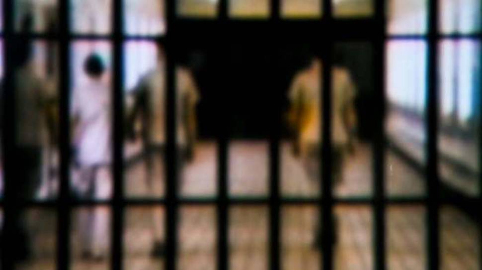 जोधपुर: सुरक्षा कर्मियों की आंखों में मिर्च पाउडर डालकर फलौदी जेल से फरार हुए 16 कैदी
