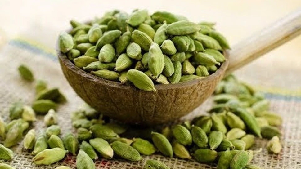 Cardamom and Milk Benefits: दूध के साथ मिलाकर खाएं बस 2 इलायची, फायदे कर देंगे हैरान