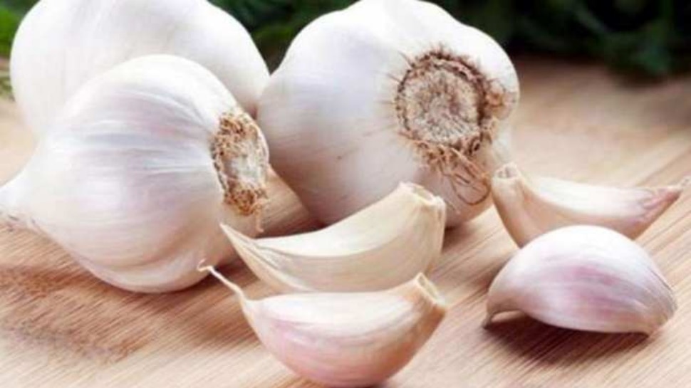 Garlic Benefits: रोजाना खाली पेट पानी के साथ खाएं लहसुन, कई गंभीर बीमारियां भी हो जाएंगी दूर