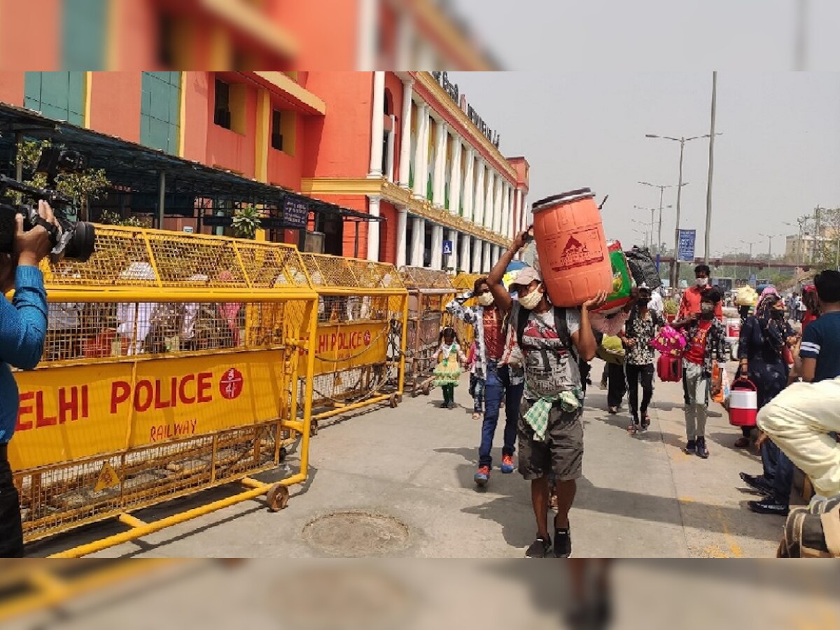  स्टेशन को जाते श्रमिक 