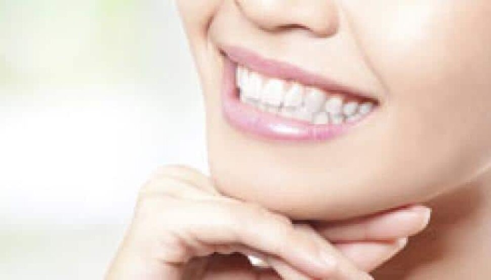 आपके दांतों को मोतियों की तरह सफेद बनाने में मददगार साबित होंगे ये कुदरती नुस्खे