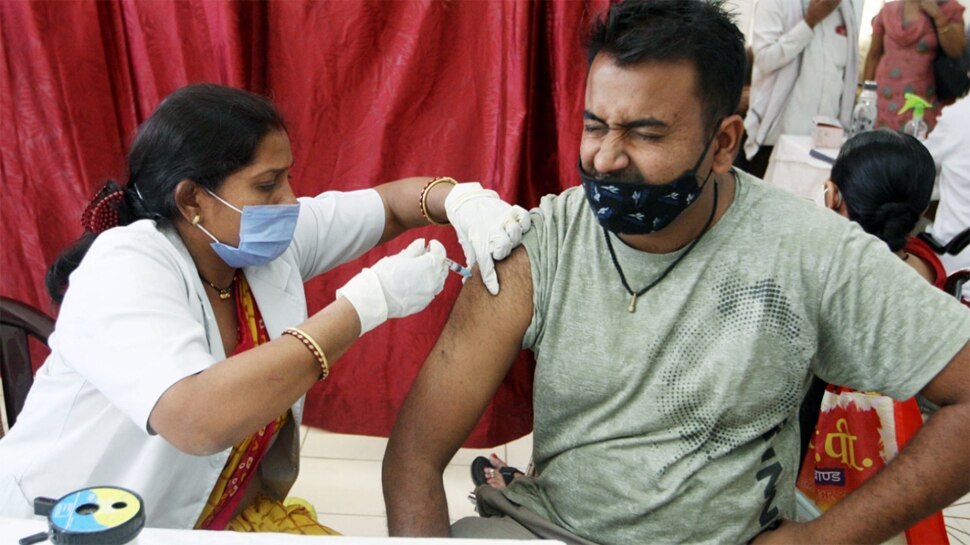 महाराष्ट्र-झारखंड समेत इन राज्यों ने उठाया Corona Vaccine की कमी का मुद्दा, केंद्र सरकार ने इस पर दिया जवाब