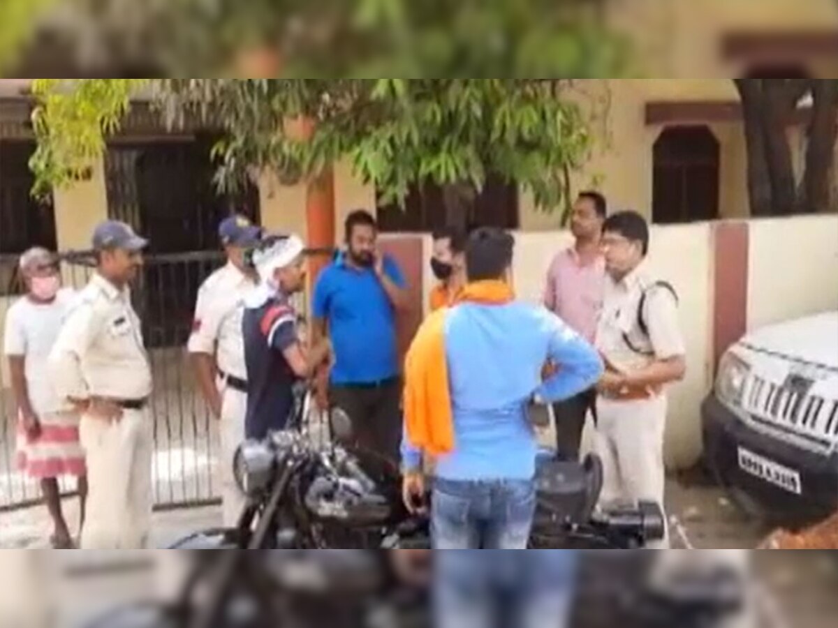 एसडीओ के घर के बाहर पुलिस.