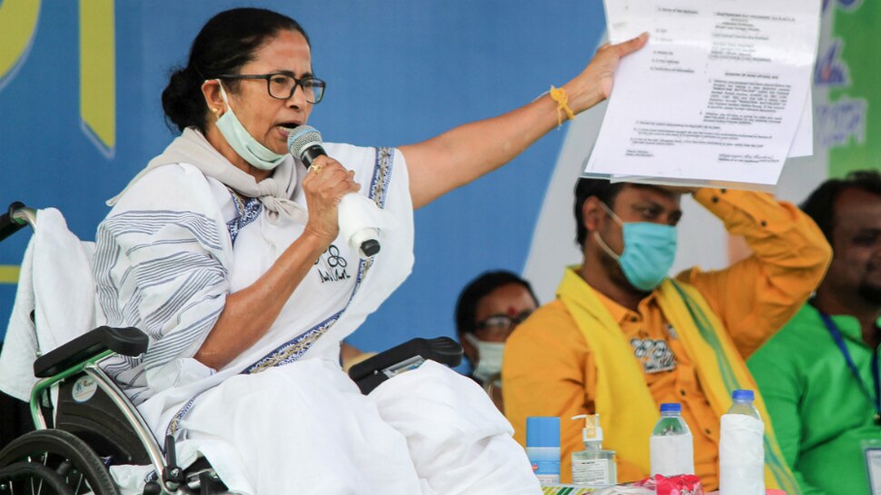 WB Election 2021: चुनाव आयोग ने Mamata Banerjee को भेजा एक और नोटिस, सुरक्षाबलों पर गलत बयानबाजी का आरोप