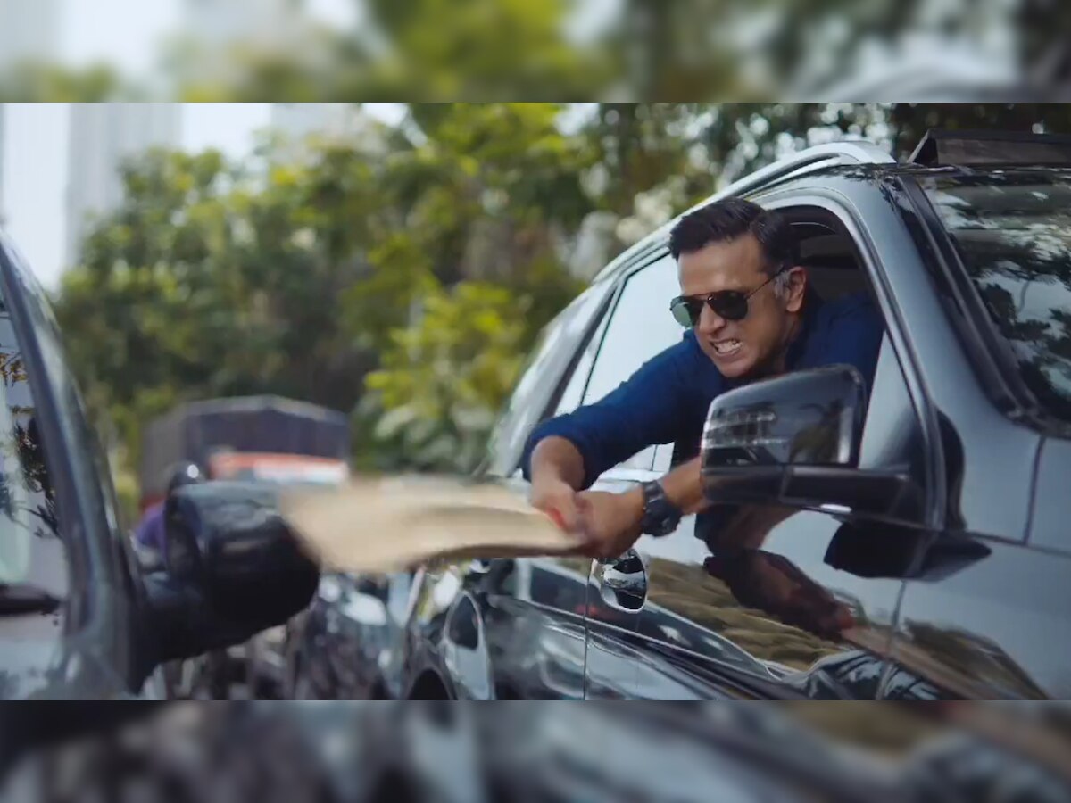सड़क पर 'तोड़फोड़' करते नजर आए भारतीय टीम के पूर्व कप्तान, Kohli ने शेयर किया VIDEO