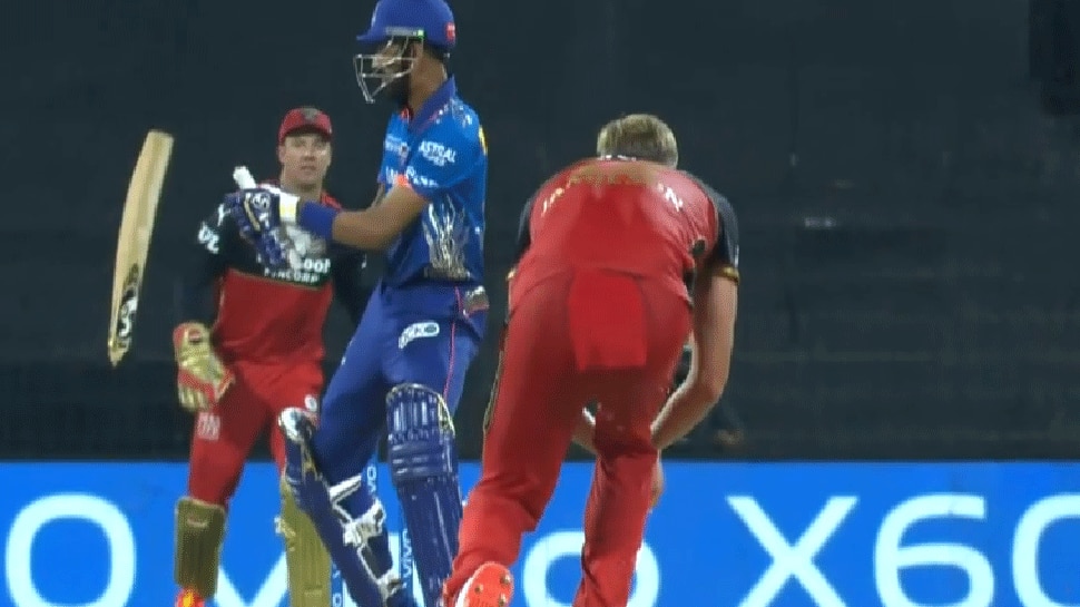 IPL 2021: RCB के 7 फीट लंबे गेंदबाज Kyle Jamieson की खतरनाक यॉर्कर! दो हिस्सों में टूटा बल्ला, देखें Video