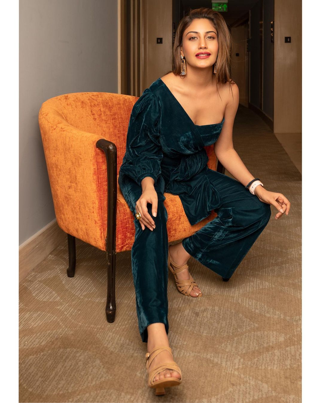 क्रॉप टॉप और प्लाजो Surbhi Chandna Pics