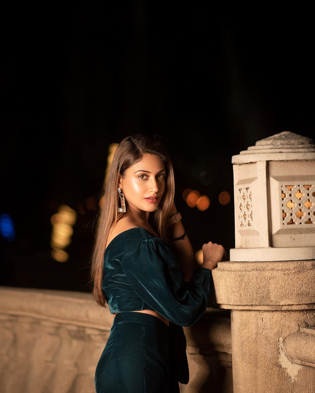 हैवी ईयररिंग्स भी सुंदर Surbhi Chandna Bold Photos