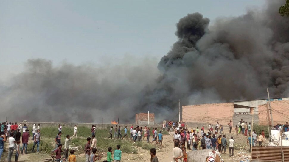 Noida Fire: देखते ही देखते खाक हो गई 200 झुग्गियां, 2 बच्चों के मिले शव; मचा कोहराम