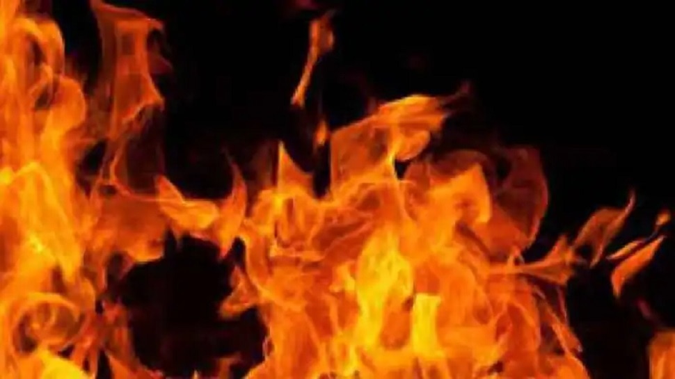Muzaffarpur: आग लगने के बाद पत्नी को बचाने गए पति की मौत, महिला की हालत गंभीर