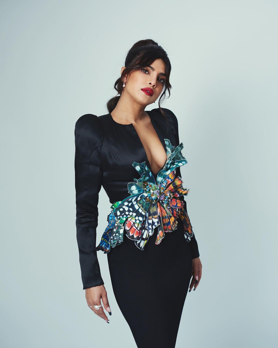 ब्लैक गाउन में भी हुस्न का जलवा बरकरार Priyanka Chopra in BAFTA 2021