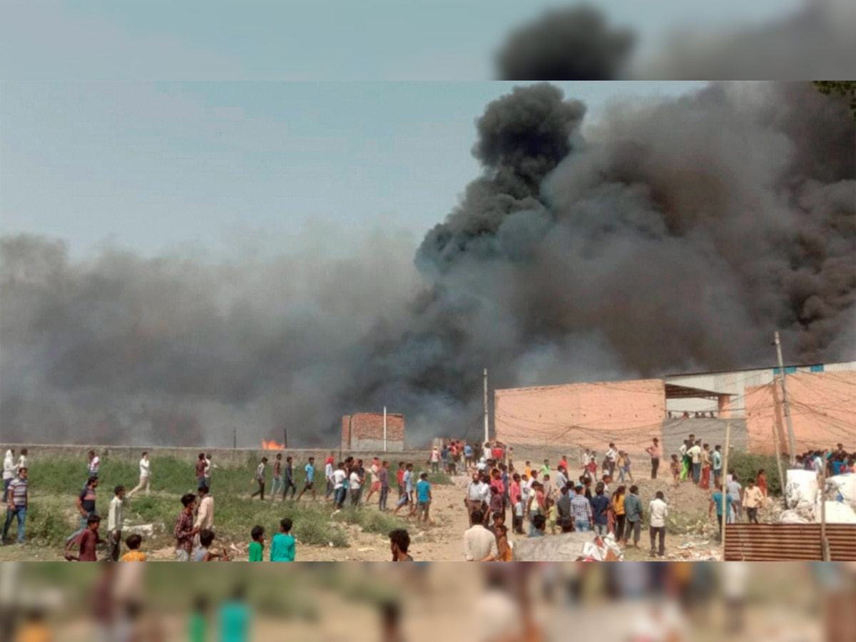 आग लगने से लगभग 150 से 200 झुग्गियां खाक हो गईं. (फोटो सोर्स- पीटीआई)