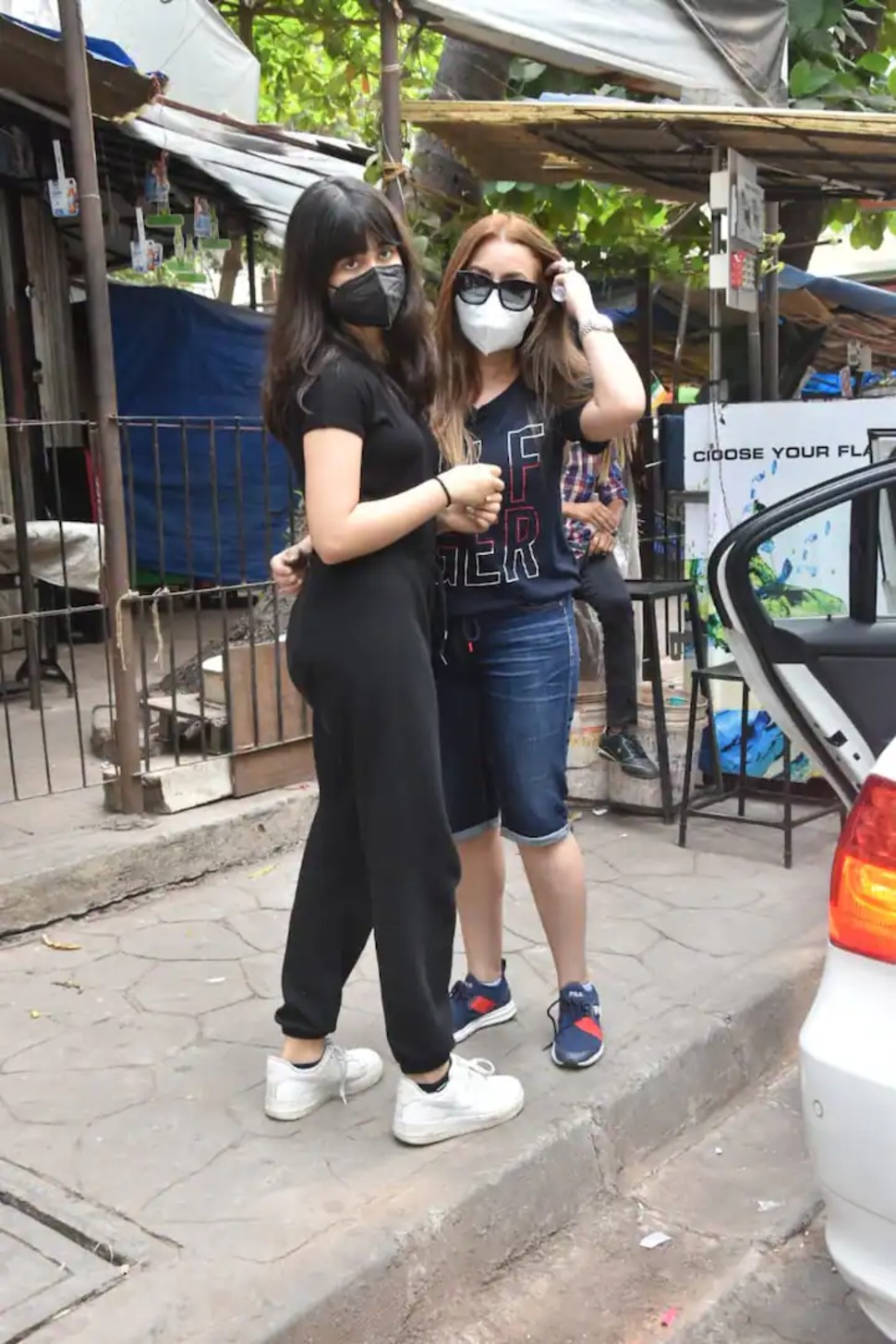ग्रॉसरी शॉपिंग के दौरान हुए थे स्पॉट Mahima Chaudhry and Ariana Mukherji spotted at grocery shopping