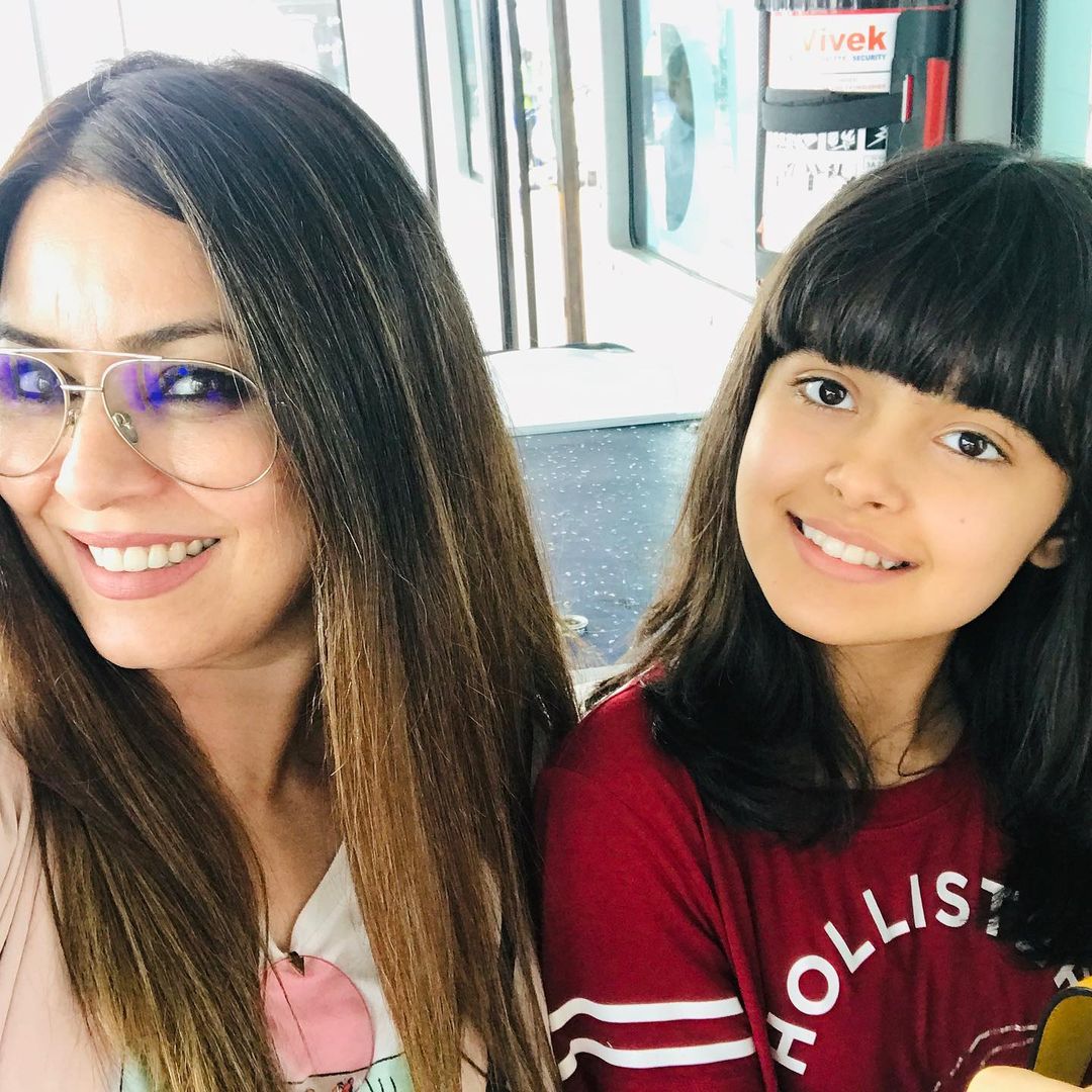 सोशल मीडिया पर वायरल हो रहीं तस्वीरें Mahima Chaudhry and Ariana Mukherji photos viral