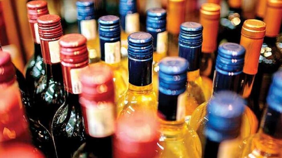 बोकारो में पुलिस ने छापा मारकर, अवैध शराब के सैकड़ों कार्टन किए बरामद