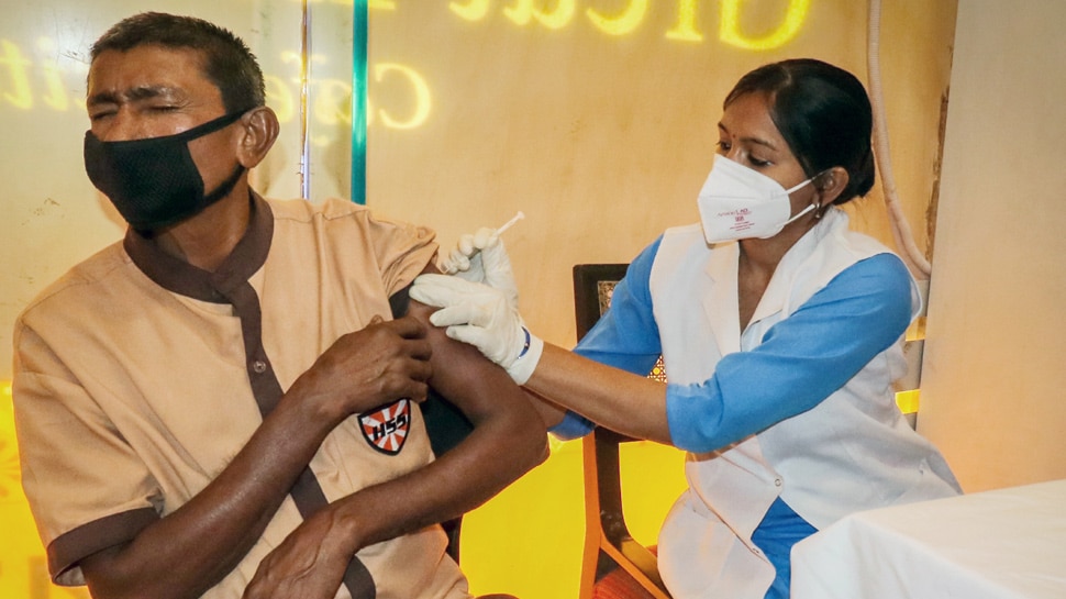 Corona Vaccination के मामले में भारत के पड़ोसी देश ने बनाया अनोखा रिकॉर्ड, मात्र 16 दिन में 93% Adults को लगाया टीका