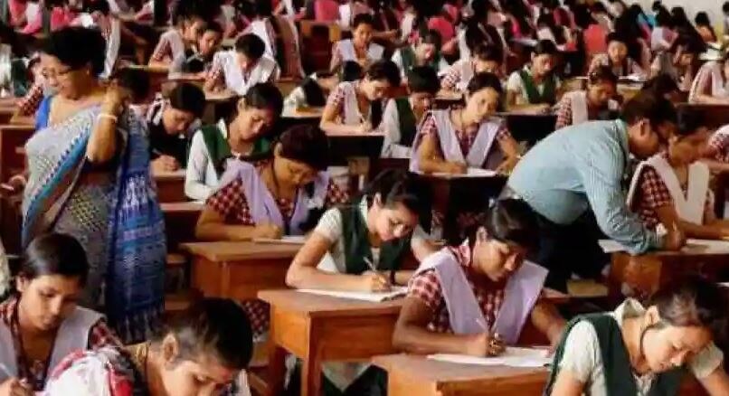 महाराष्ट्र सरकार ने कोरोना के चलते 10वीं-12वीं बोर्ड की परीक्षाएं टालने का फैसला किया