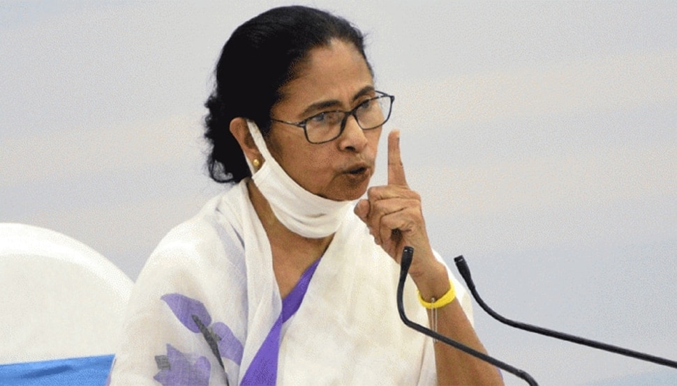 West Bengal: पाबंदी लगने के बाद सख्त हुईं ममता बनर्जी, चुनाव आयोग के खिलाफ करेंगी प्रदर्शन