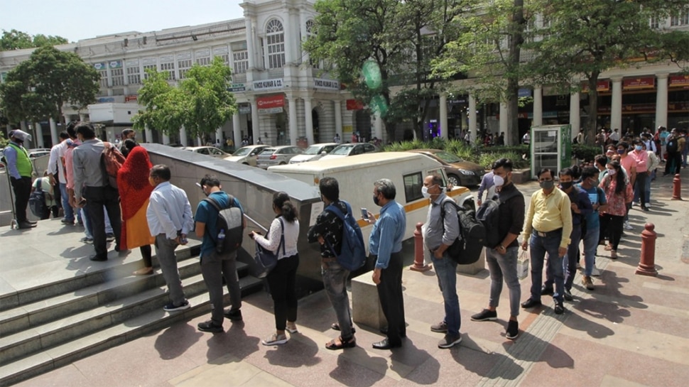 Delhi Metro के कई स्टेशन अस्थाई रूप से बंद, नहीं हो रहा था सोशल डिस्टेंसिंग का पालन