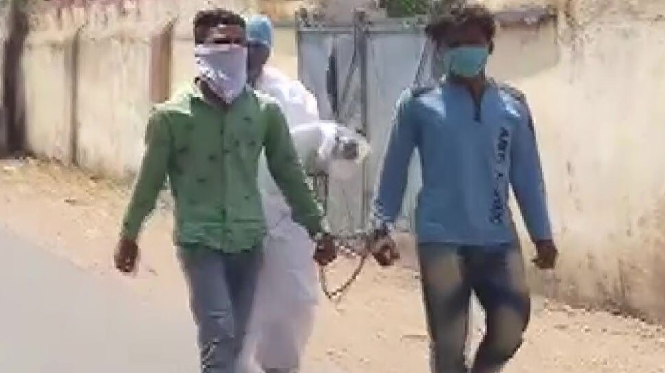MP: जबलपुर में PPE किट पहन कर चोरों को जेल तक पैदल ले गई पुलिस, जानिए माजरा