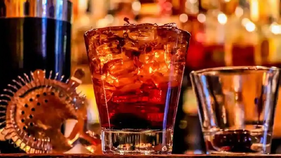 Gaya: शराब के नशे में डोले JE सहित 3 लोग, पुलिस के आते ही नशा हुआ चूर