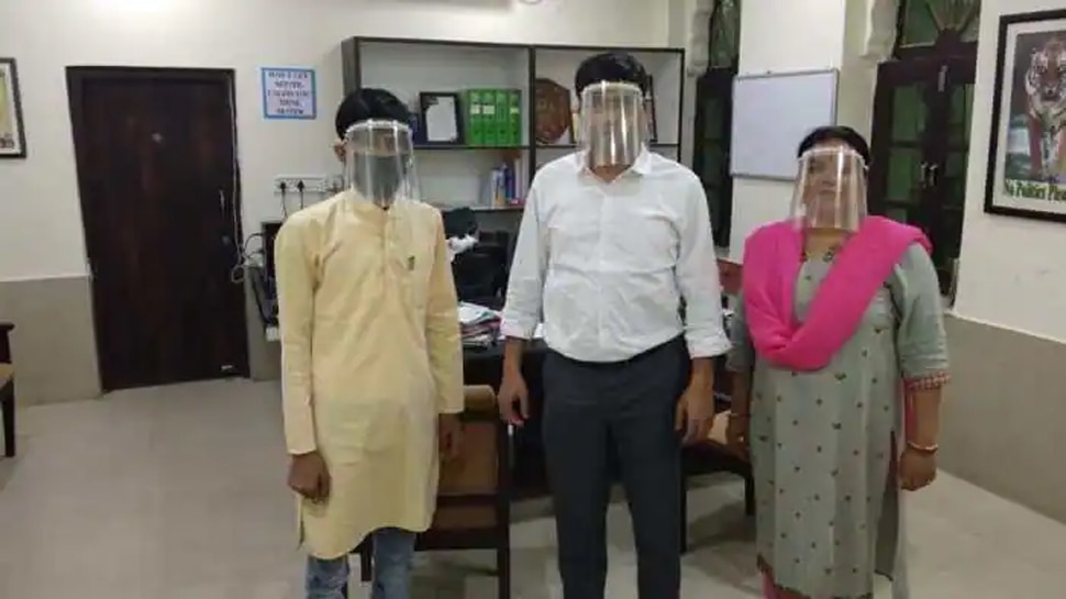 मास्क और फेस शील्ड का करें इस्तेमाल Use mask and face shield