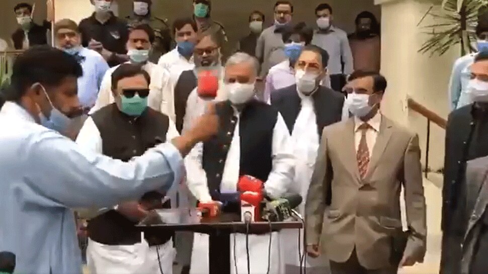 Pakistani leaders publicly insulted journalists lift mic viral video