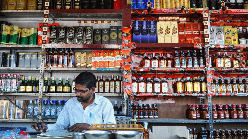 Khaskhabar/प्रदेश में कल यानी 14 अप्रैल को शराब (Wine) की सभी तरह की दुकानें बंद रहेंगी. 14 अप्रैल को संविधान निर्माता डॉक्टर भीमराव अंबेडकर की जयंती है. जयंती के मौके पर यूपी सरकार ने शराब की दुकानों को बंद रखने का आदेश जारी किया है. यही वजह है कि शराब की दुकानों को संचालित करने वाले व्यापारी ग्राहकों को मैसेज भेजकर ये याद दिला रहे