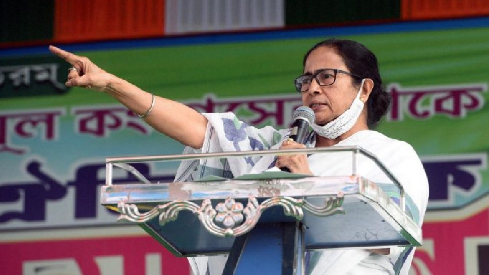 West Bengal Election 2021: बैन हटते ही पहली रैली में ममता का बीजेपी पर पलटवार, बोलीं- मैं स्ट्रीट फाइटर हूं