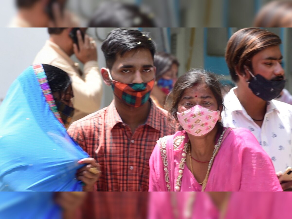 दिल्ली में मॉर्चरी के बाहर महिला (फोटो सोर्स- पीटीआई)