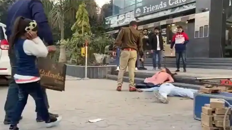 Fact Check: क्या पुलिसवाले ने मॉल के सामने कपल को गोली मार कर दी हत्या? जानें Viral Video की सच्चाई