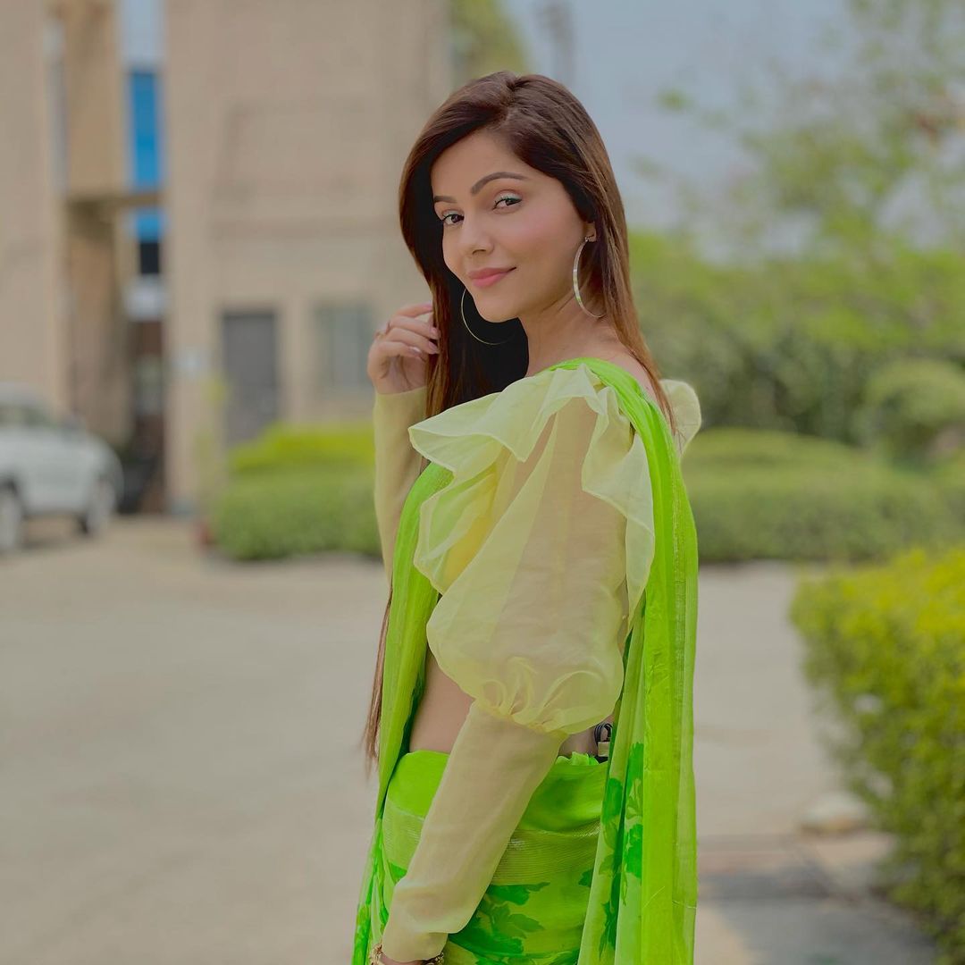 Rubina Dilaik in neon green saree looks beautiful | Rubina Dilaik का नियॉन ग्रीन साड़ी लुक गर्मियों के लिए है परफेक्ट, आपको भी आएगा पसंद | Hindi News,