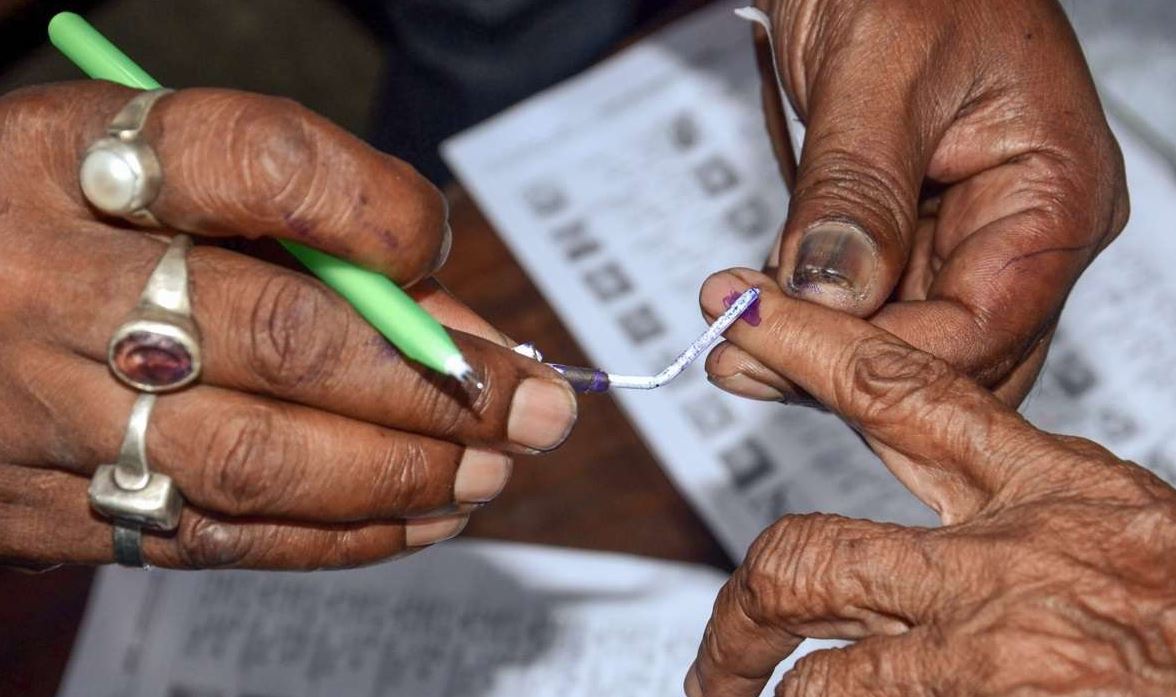 UP Panchayat Election: कोरोना के बढ़ते प्रभाव के बीच उत्तर प्रदेश में कल पंचायत चुनाव का पहला चरण
