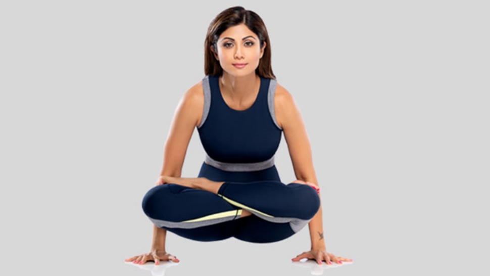 Shilpa Shetty Yoga: पेट की चर्बी घटाकर फिट होना चाहते हैं, शिल्पा शेट्टी से सीखें नौकासन करने का सही तरीका