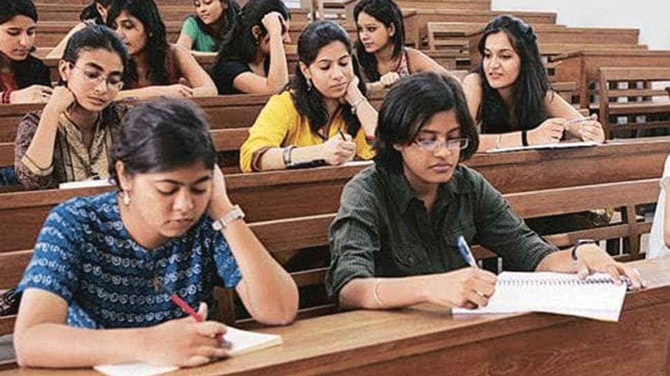 क्या टलेंगी UP Board की 10वीं, 12वीं की परीक्षाएं? परीक्षाओं से जुड़े 17 अधिकारी को हुआ कोरोना, शिक्षा मंत्री ने कही बड़ी बात