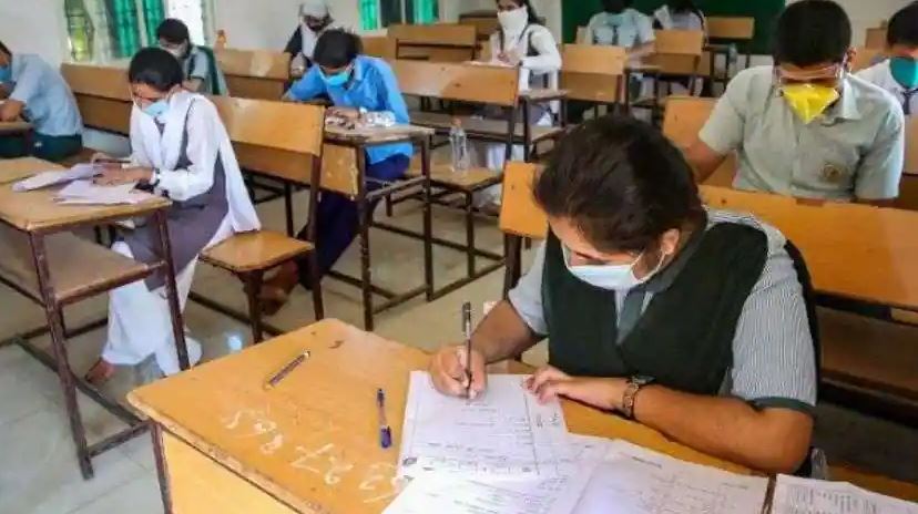 CBSE Board Exam: बोर्ड परीक्षा टलने के बाद प्रतियोगी परीक्षाओं को लेकर चिंतित नजर आ रहे छात्र