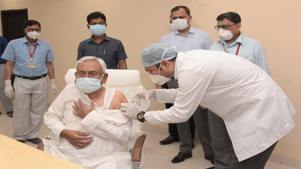 CM Nitish Kumar took the second dose of vaccine said everyone should take  the vaccine | CM नीतीश कुमार ने लिया टीके का दूसरा डोज, कहा-सबको लेना चाहिए  वैक्सीन | Hindi News,